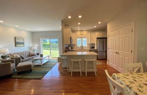 Easton's Point House | 3 BR -Walk to the beaches & Cliff walk. Quiet tree lined neighborhood!