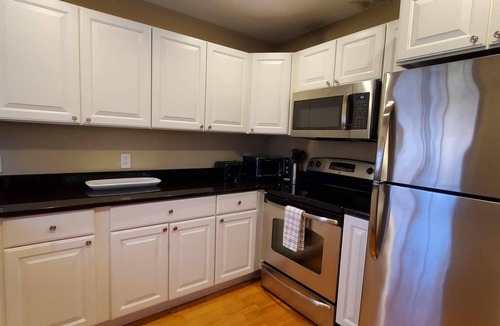 Manchester Center House | 3 Level Townhome on Private Property ~ Walk in Town ~ Spacious & Spotless