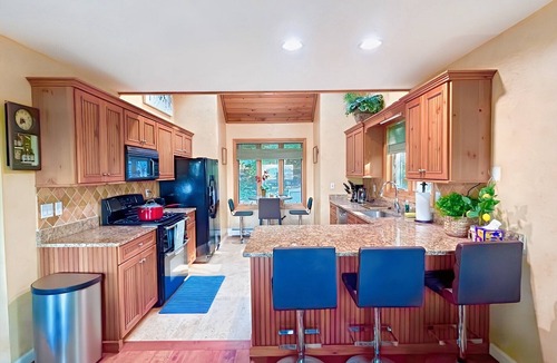 Stratton Mountain House | 3 Levels w/Mountain Views, 5 Mins to Stratton Base, Sauna, Firepit, ACs