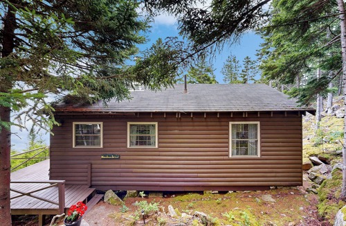 Northport Cabin | 3 Mi to Beach! Bay-View Northport Log Retreat