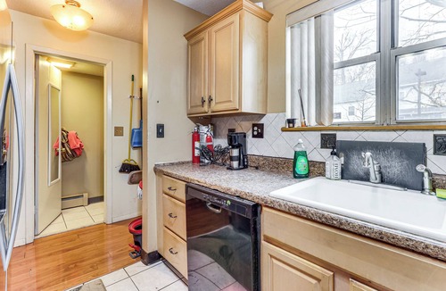 East Haven Condo | 3 Mi to Dtwn New Haven: Colorful Condo w/Yard!