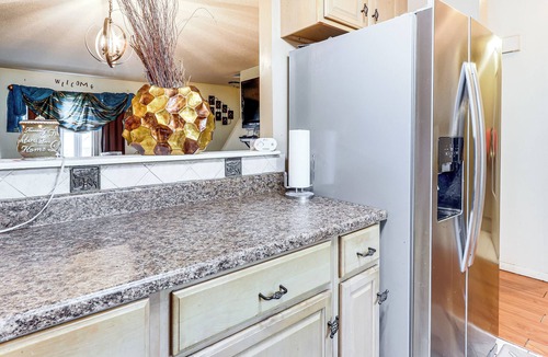 East Haven Condo | 3 Mi to Dtwn New Haven: Colorful Condo w/Yard!