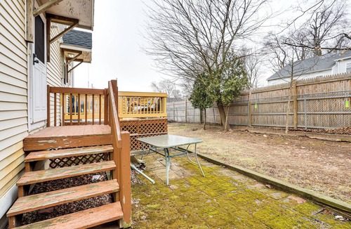 East Haven Condo | 3 Mi to Dtwn New Haven: Colorful Condo w/Yard!