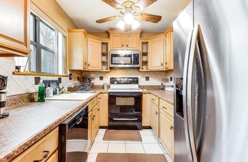 East Haven House | 3 Mi to Dtwn New Haven: Colorful Condo w/Yard!
