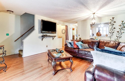 East Haven House | 3 Mi to Dtwn New Haven: Colorful Condo w/Yard!