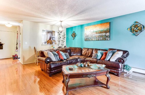 East Haven House | 3 Mi to Dtwn New Haven: Colorful Condo w/Yard!