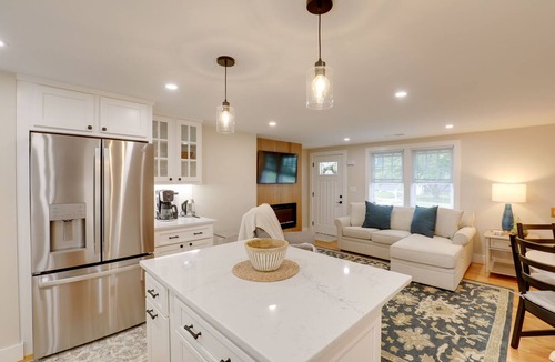 Bedford Condo | 3 Mi to Minute Man NHP: 'Summer St Retreat' + Deck