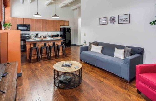 Rochester Apartment | 🌆³ Modern Loft Style on Monroe by Dwtn & Park ave