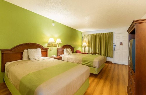 Edgewood Hotel | 3 Pet-Friendly Rooms Near Flying Point Park w/On-Site Dining