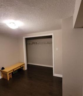 Rosemount House | 3 Room Set for Up to 8 people- 10 minutes from Kitchener Airport, Walking to Transit