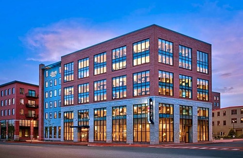 Portland Hotel | 3-Star Hotel ∙ Aloft Portland Maine