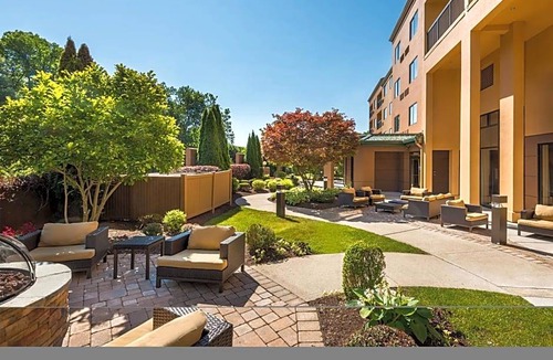 Danbury Hotel | 3-Star Hotel ∙ Courtyard by Marriott Danbury