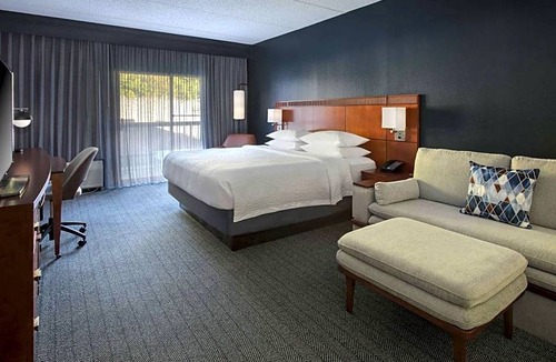 Norwalk Hotel | 3-Star Hotel ∙ Courtyard by Marriott Norwalk