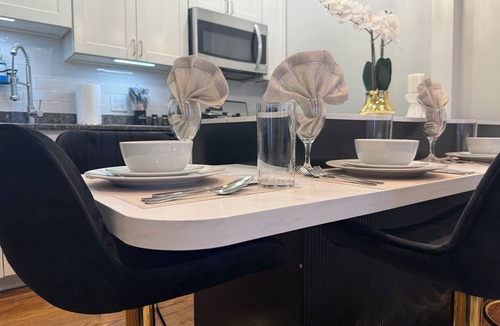 Washington Park Apartment | 3BR Executive Suite: Extended,Relocation & Renovation Stays Pet-Friendly