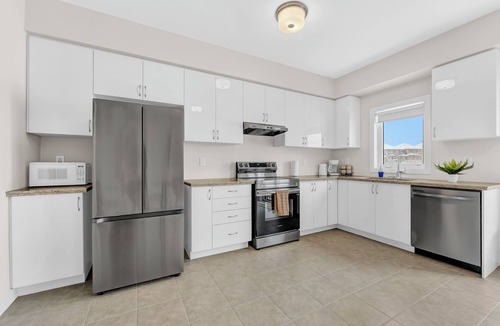 County of Brant House | 3BR Getaway | Bunk Beds | 2.5 Bath | Brantford