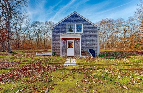 Chilmark House | 3BR on 4 acres with yard games, private beach access to Black Point Beach