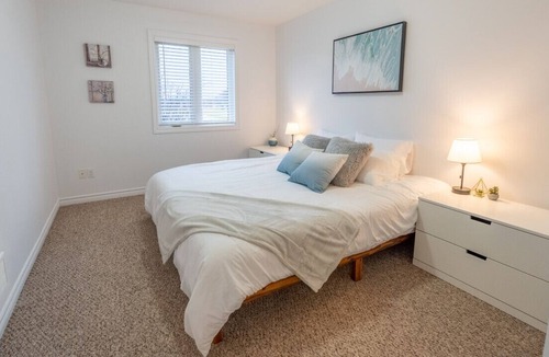 Cornwall House | 3BR+WiFi+Kitchen+Washer+Free Prking+Dryer+Pet