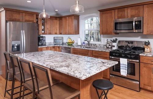 York Beach House | 4 bed 3 bath, Dog Friendly, ~5 minute walk to Long Sands beach bathhouse