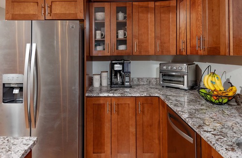 York Beach House | 4 bed 3 bath, Dog Friendly, ~5 minute walk to Long Sands beach bathhouse