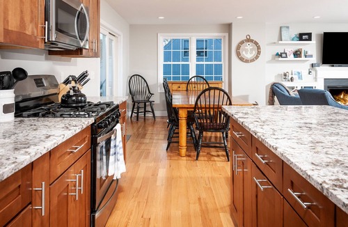 York Beach House | 4 bed 3 bath, Dog Friendly, ~5 minute walk to Long Sands beach bathhouse