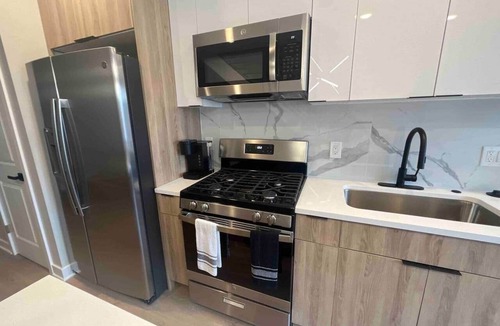 Newbold Apartment | 4 bed bi-level with roof deck. In the city.