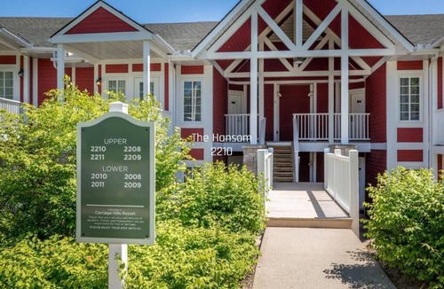 Oro-Medonte Condo | 4-Bed Country Club Haven with Pool, BBQs, and More