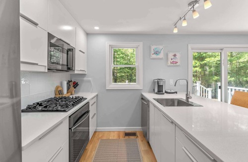 East Falmouth House | 4 Bedroom - 5 min. walk to Jenkins Pond
