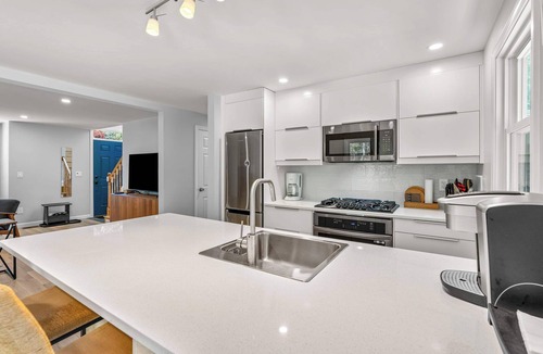 East Falmouth House | 4 Bedroom - 5 min. walk to Jenkins Pond
