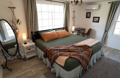 Town of Richmond House | 4-bedroom Farmhouse near Sandy Bottom Park