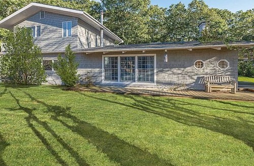 Culloden Shores House | 4-bedroom Montauk Beach vacation home steps to private beach Dogs/kids welcome!