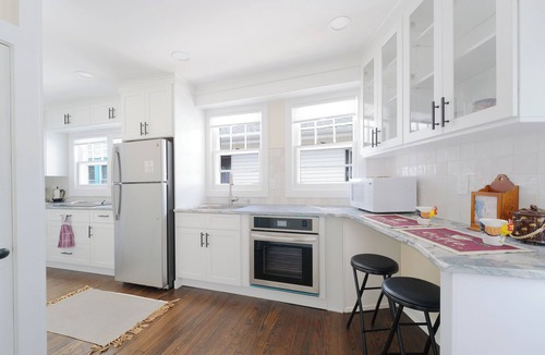 Bradley Beach Cottage | 4 blocks to ocean. Remodeled, Lovely 3-bedrm wAC for a Calming Beach Experience