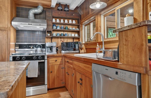 Lyndon Center House | 4 Br Sleeps 8 - Kayaks - Fire Pit - Dog Friendly