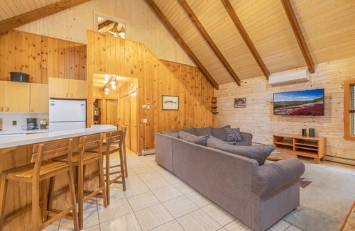 Mount Desert House | 4 BR Wooded Getaway on Long Pond! [Woodsy Pines]