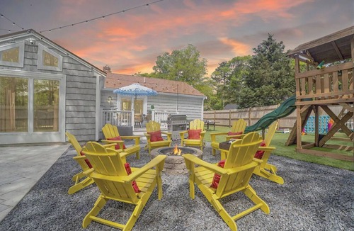 Northwest Harwich House | 4-King Beds in Cape Cod Heated Pool Putting Green Game Room Speak Easy Skeeball