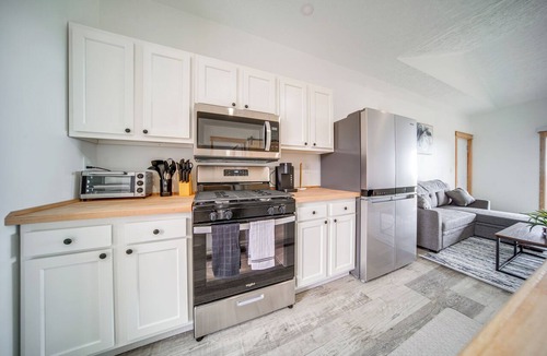 Erie Apartment | 4 Mi to Lake Erie Access: Condo on the Greens