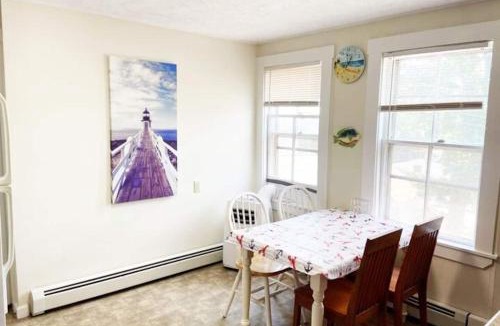 Old Orchard Beach Apartment | 4 min walk to the beach Large 1BD sleeps 4 Pets