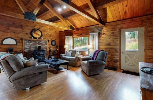 Barnstead House | 4-Season Family Base! 13 Mi to Lake Winnipesaukee