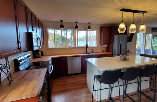Lyndhurst Cottage | 4 seasons Lake house- ice fishing and snowmobile trails