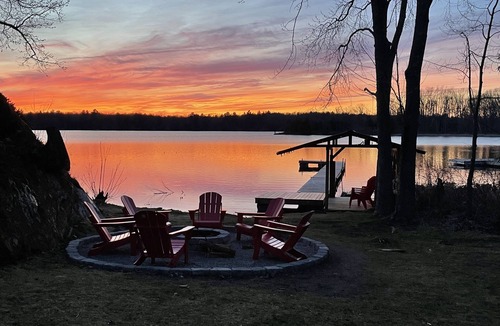 Lyndhurst Cottage | 4 seasons Lake house- ice fishing and snowmobile trails