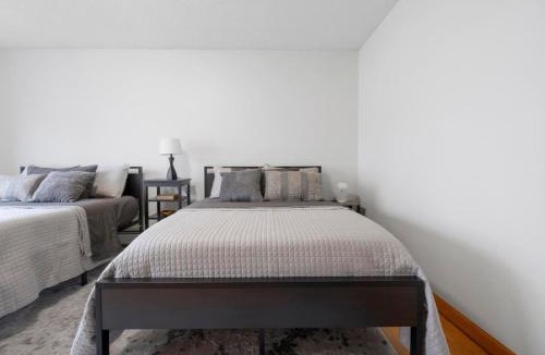 Middletown House | 40 Spacious Sleek Cozy