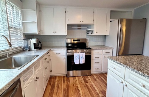 Falmouth House | “’40s classic Cape – steps to harbor, Island Queen ferry, restaurants & more!”