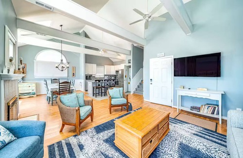 South End Condo | 4BR Beachfront, sleeps 12, Grill, PET Friendly, Linens included! Amazing views
