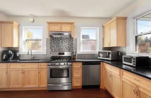 Norwood House | 4BR Family Home Parking Near Boston Gillette Stadium Major international sporting event
