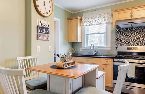 Norwood House | 4BR Family Home Parking Near Boston Gillette Stadium Major international sporting event