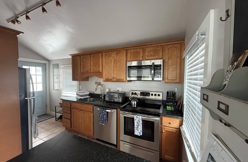 Old Lyme Cottage | 4BR Hawk’s Nest Beach Cozy Coastal Cottage steps from the shore