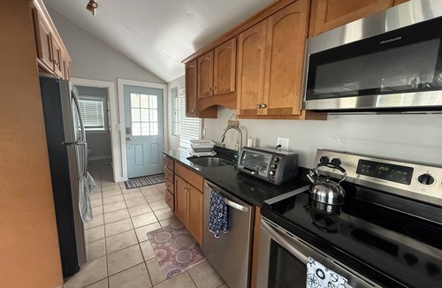 Old Lyme Cottage | 4BR Hawk’s Nest Beach Cozy Coastal Cottage steps from the shore