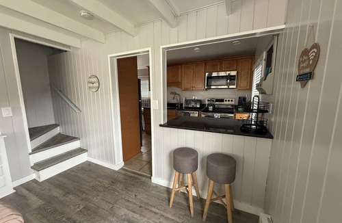Old Lyme Cottage | 4BR Hawk’s Nest Beach Cozy Coastal Cottage steps from the shore
