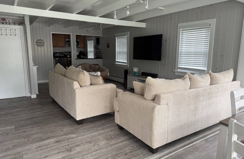 Old Lyme Cottage | 4BR Hawk’s Nest Beach Cozy Coastal Cottage steps from the shore