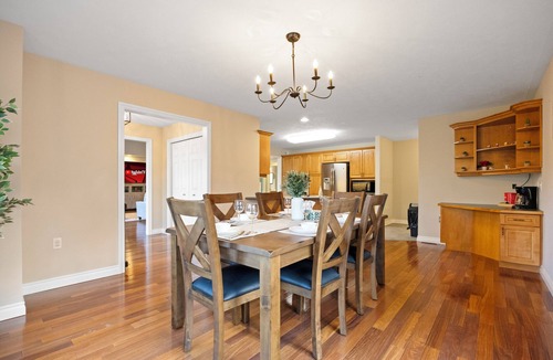 County of Brant House | 4BR Home ~ Hot Tub ~ Pool Table ~ BBQ ~ Backyard