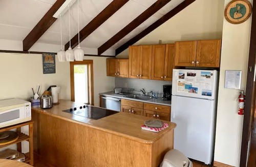 New Shoreham Cottage | 4BR Minister's Lot Beach Cottage